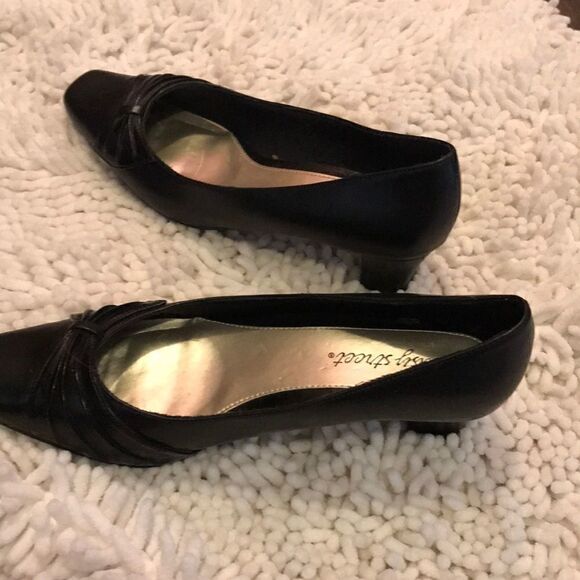 Easy Street Black Pumps Size 8 - Picture 7 of 8